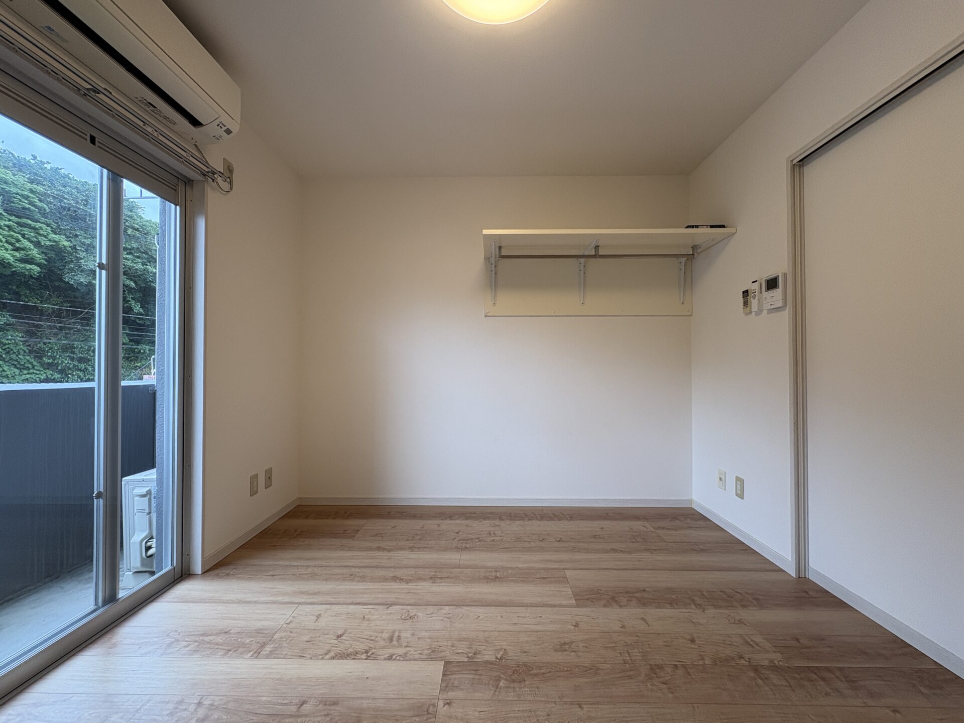 ▶ハンガーパイプ付収納棚