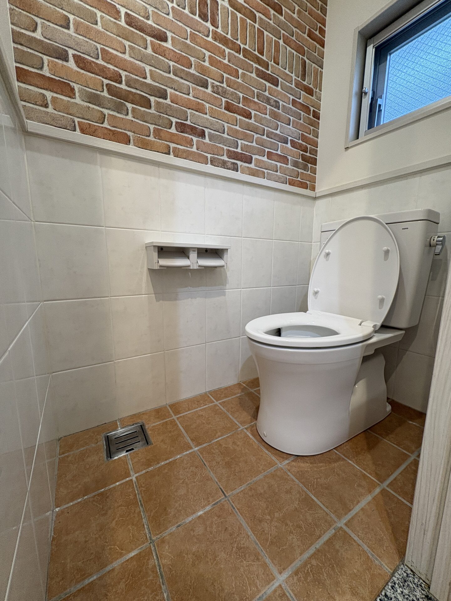 ▶おしゃれな壁紙＆ペーパーホルダーはダブル