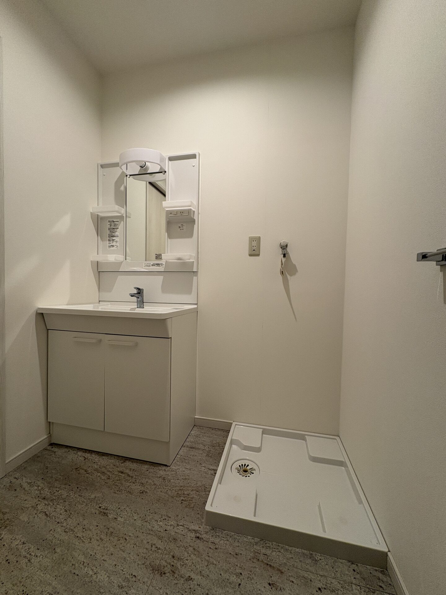 ▶広さ十分の洗面脱衣室　洗面台はコンセント有