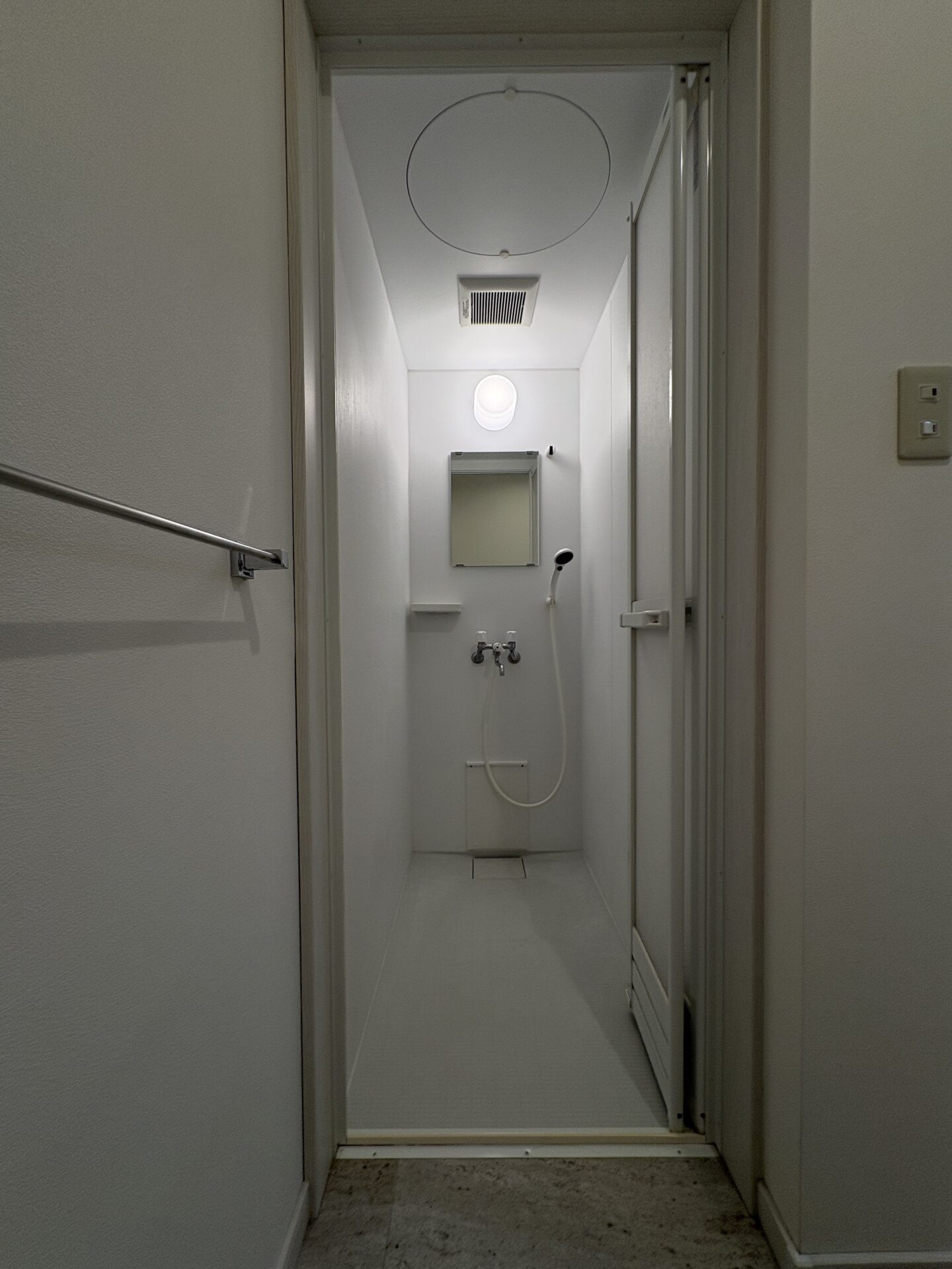 ▶脱衣室からシャワールームのビュー