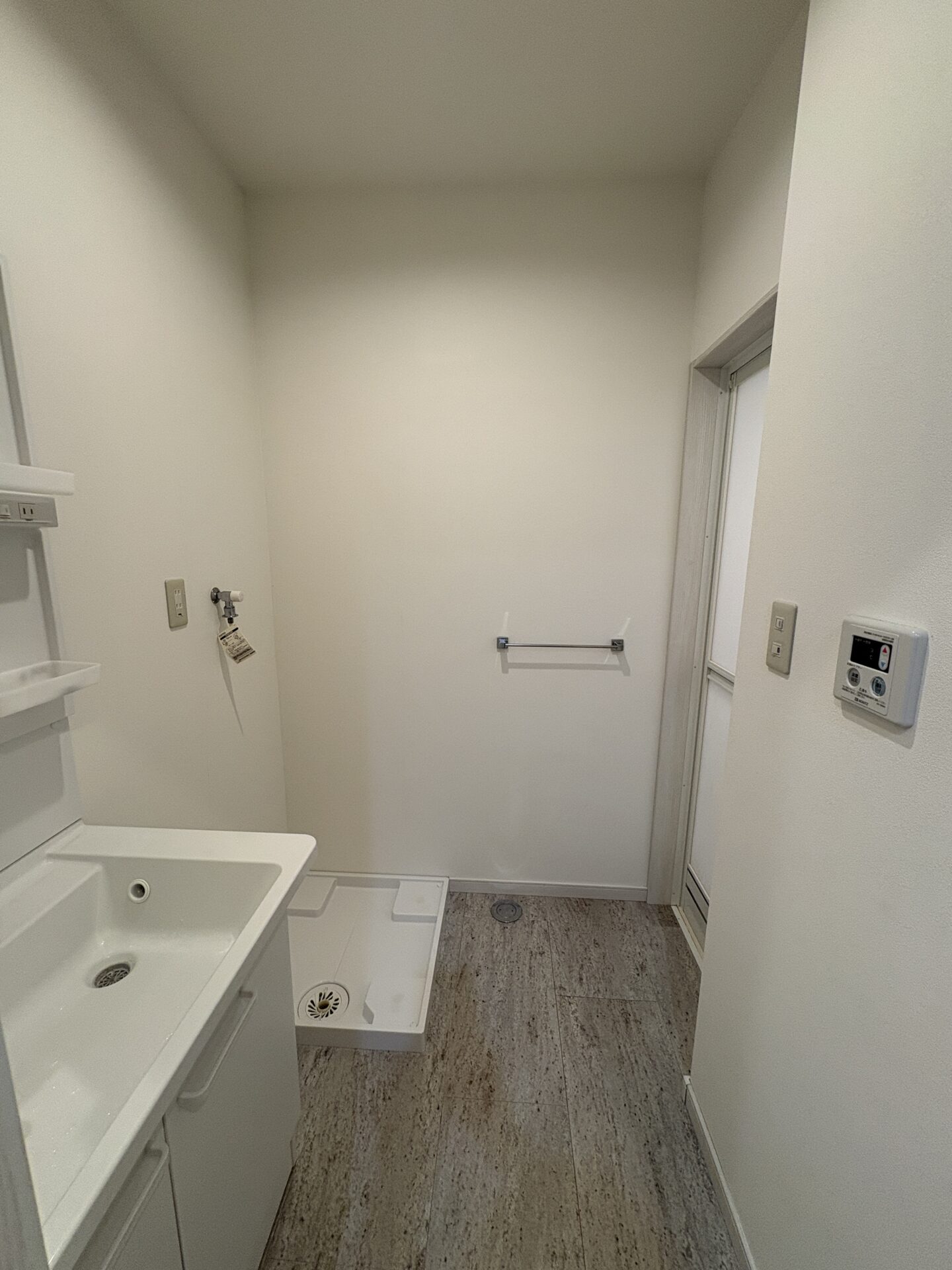 ▶洗面脱衣室入口からのビュー