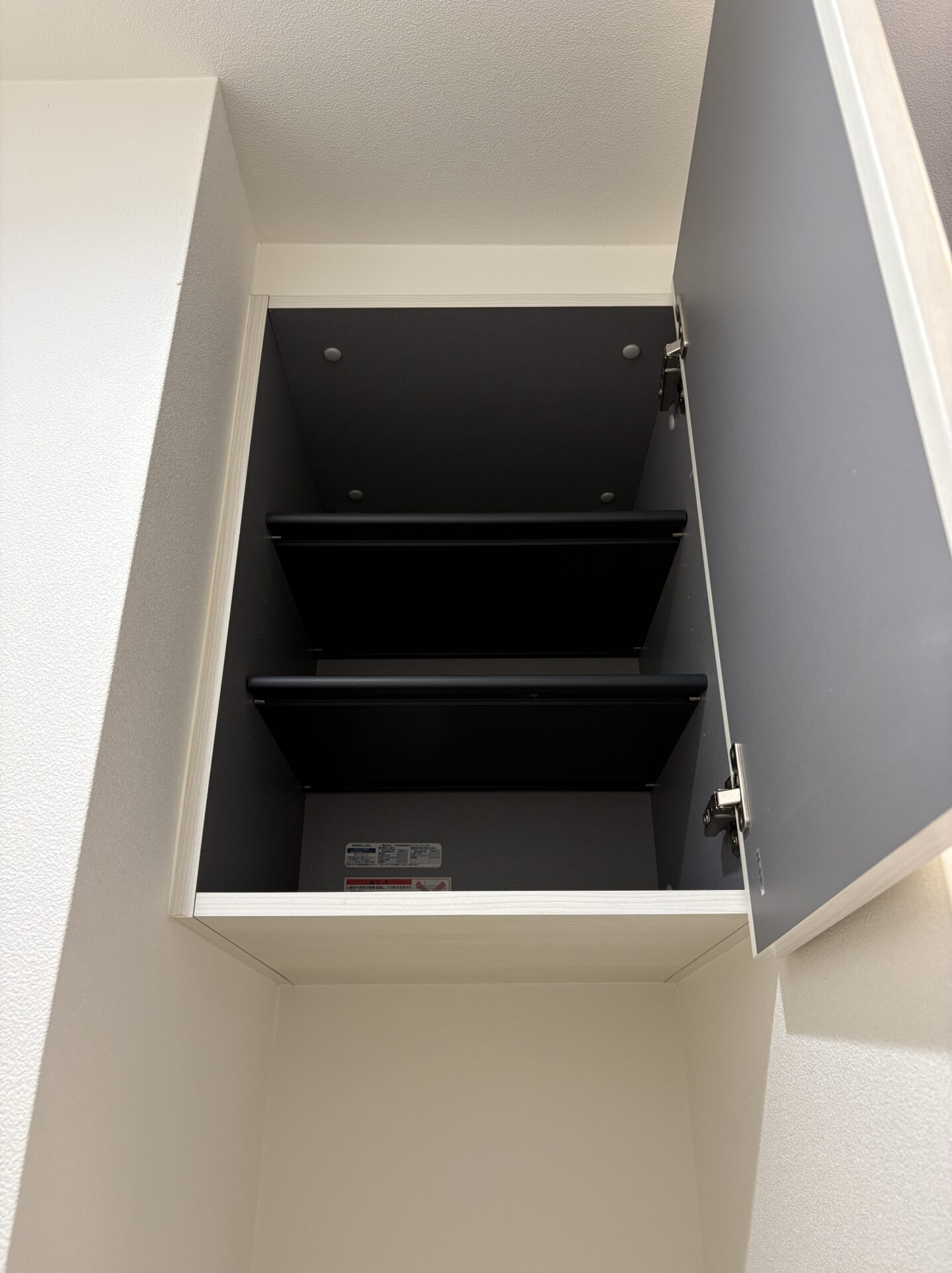 ▶上部は約6足分の収納容量