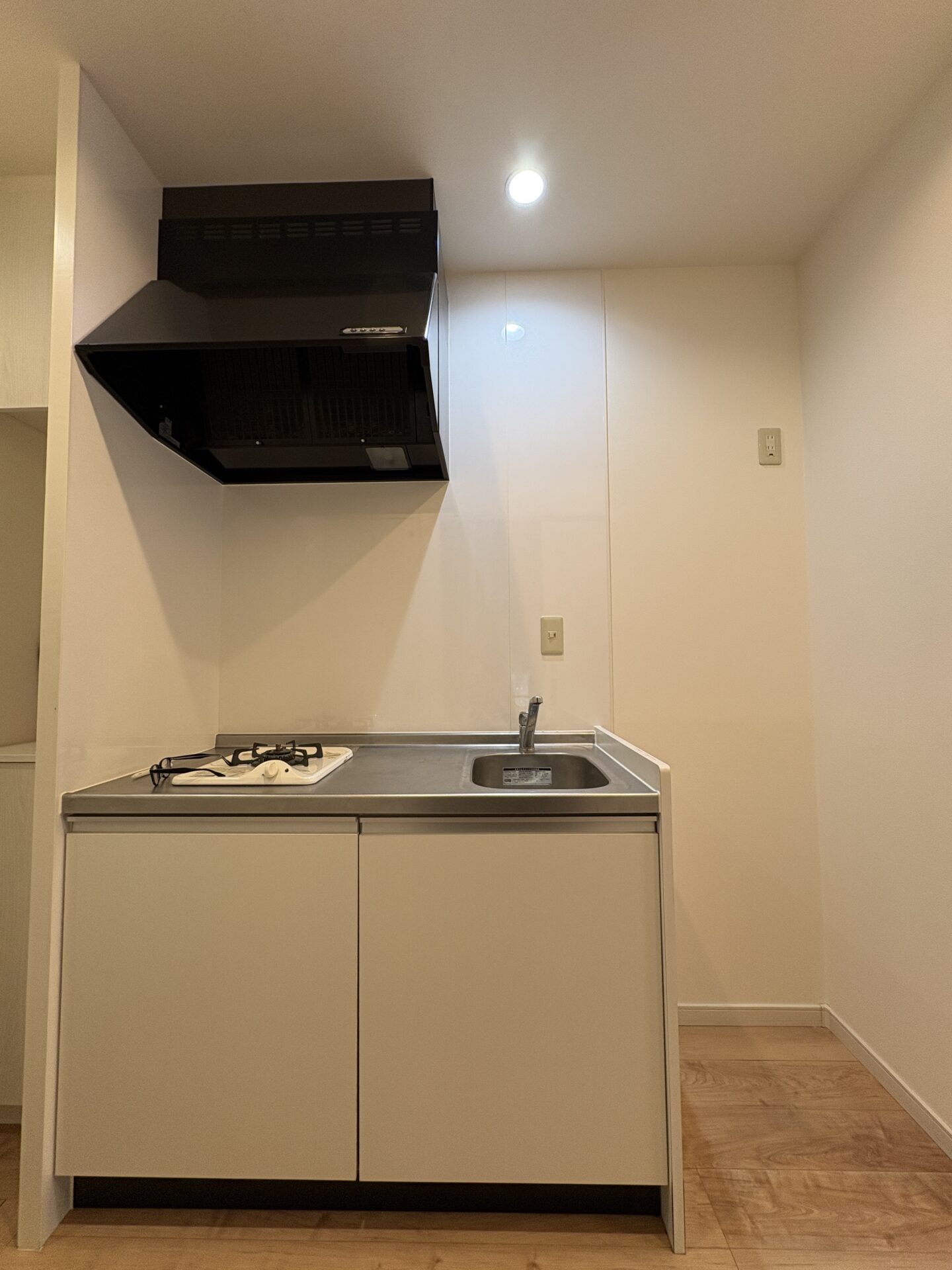 ▶一口コンロ＆シングルレバー水栓で自炊もOK