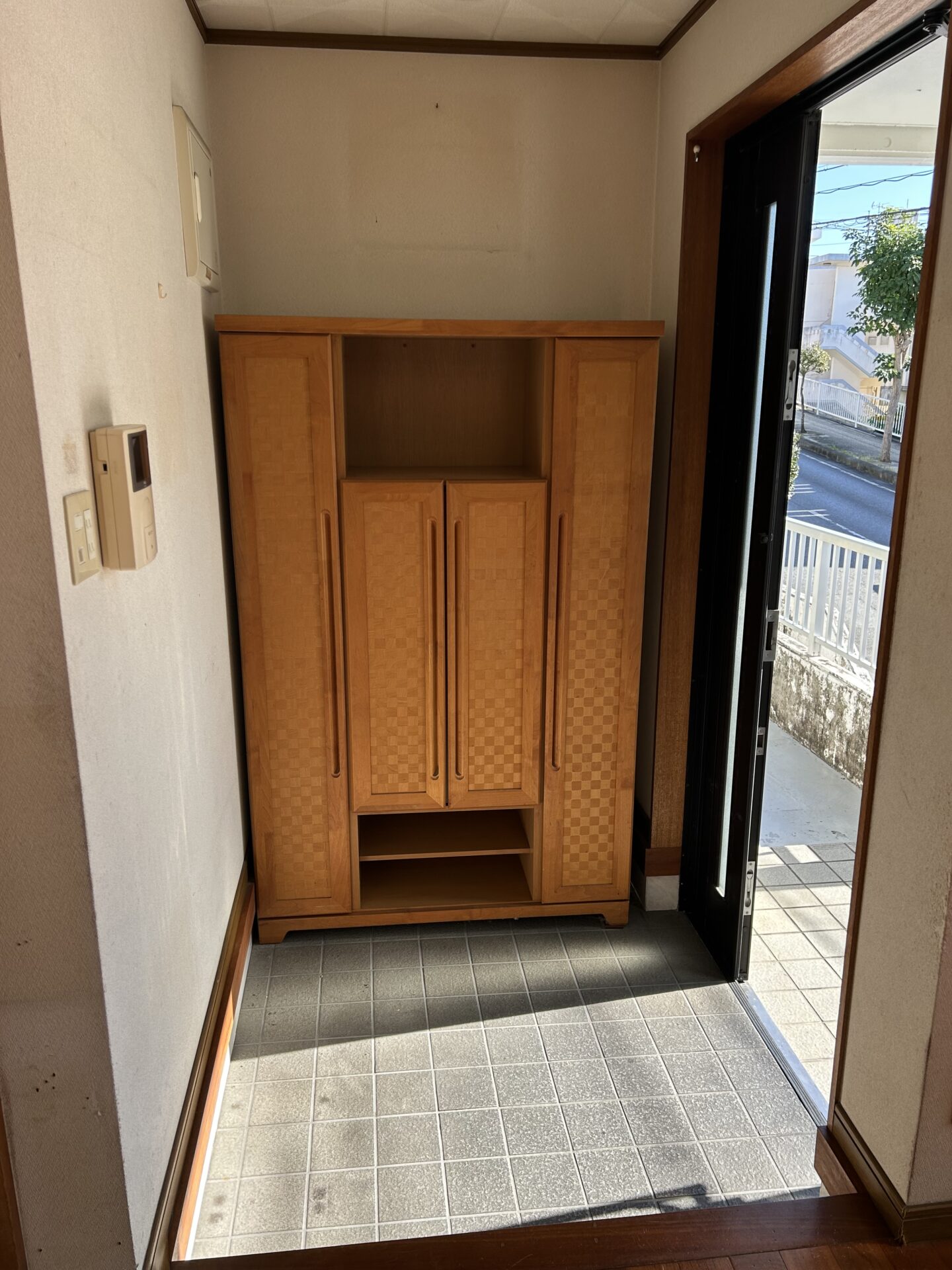 玄関：造作靴箱設置中